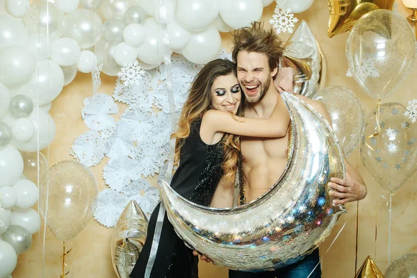 Feliz casal natal com balões — Fotografia de Stock