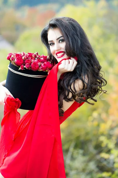 Sexy lächelndes Mädchen mit roten Rosen — Stockfoto