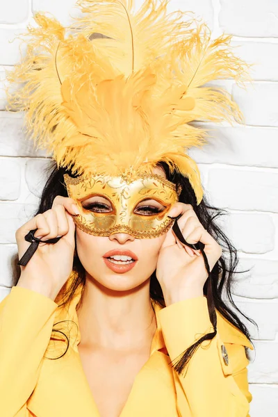 Söt flicka i carnival mask — Stockfoto