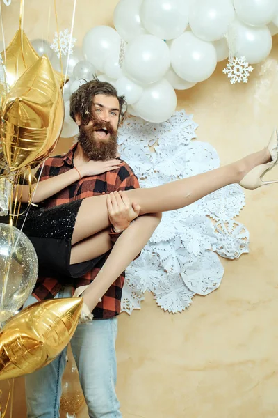 Feliz pareja de Navidad con globos —  Fotos de Stock