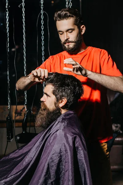 Friseur schneidet Mann die Haare — Stockfoto