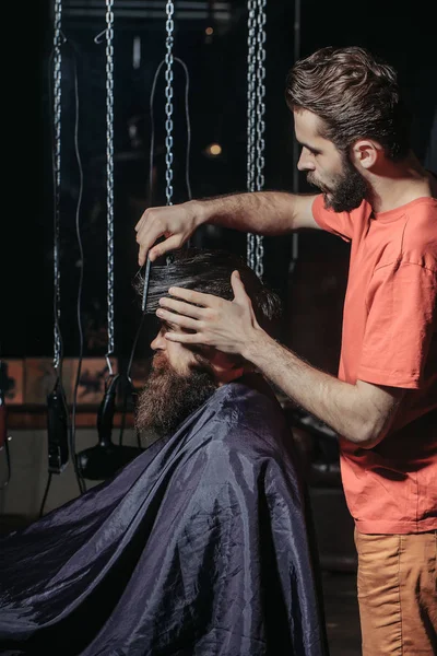 Friseur schneidet Mann die Haare — Stockfoto