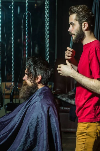 Peluquero corta el pelo al hombre — Foto de Stock