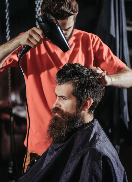 Friseur trocknet dem Mann die Haare — Stockfoto