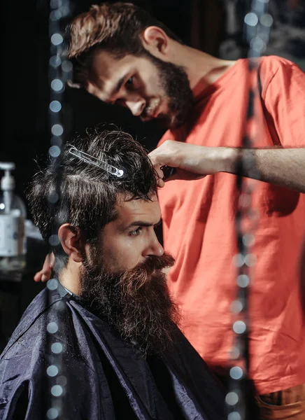 Friseur schneidet Mann die Haare — Stockfoto