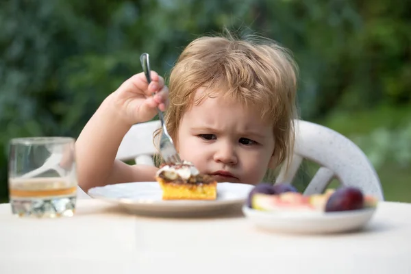 Baby boy eet dessert — Stockfoto