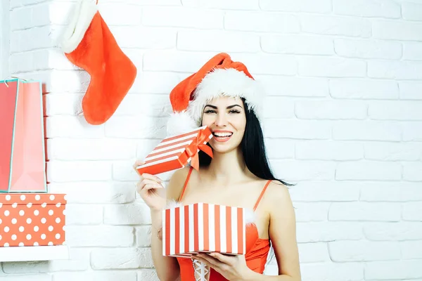 Gelukkig kerstfeest meisje met presenteert — Stockfoto