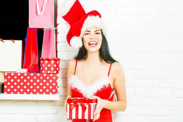 Feliz chica de Navidad con regalos — Foto de Stock