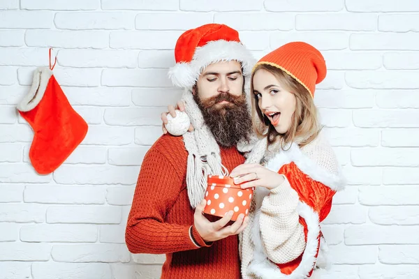 Young surprised Christmas couple — Stock Photo, Image