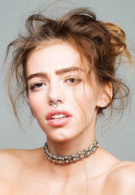 Çıplak omuz ile güzel kız