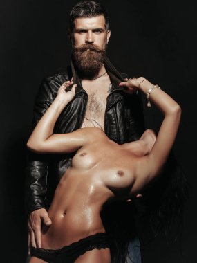 Sakallı motorcu adam ve çıplak kız