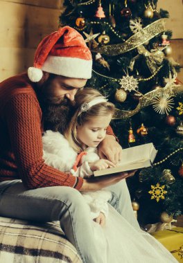 Sakallı Noel Baba ve kız okuma