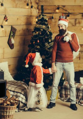 Sakallı Noel Baba ve kız