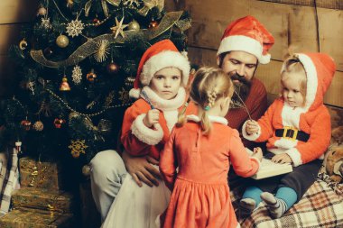 Sakallı Noel Baba ve çocuk