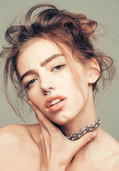 Çıplak omuz ile güzel kız