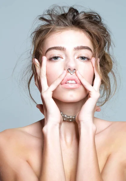 Çıplak omuz ile güzel kız