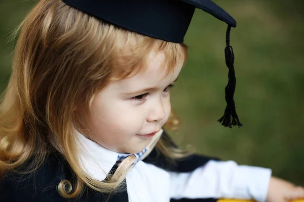 Niño pequeño en manto al aire libre — Foto de Stock