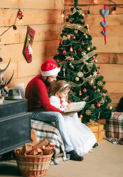 크리스마스 수염 아버지와 독서 하는 여자 — 스톡 사진