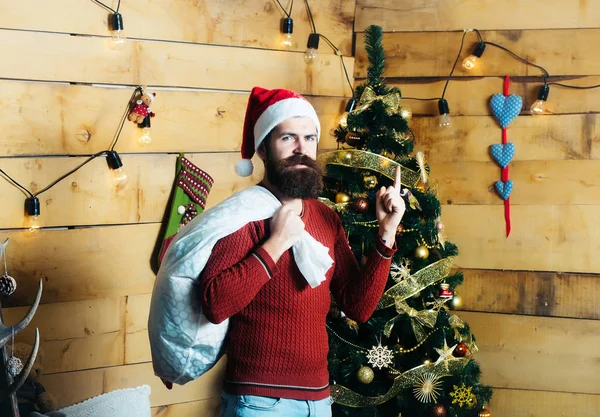 Navidad barbudo hombre con saco —  Fotos de Stock