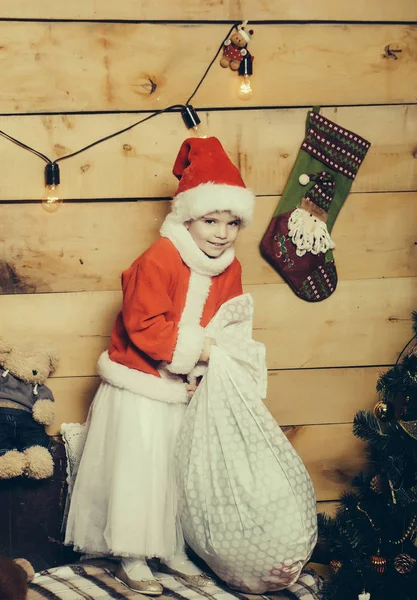 Рождественская девушка с настоящим мешком — стоковое фото