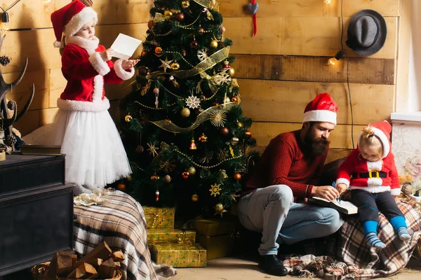 ひげを生やしたクリスマス父と子供たち — ストック写真