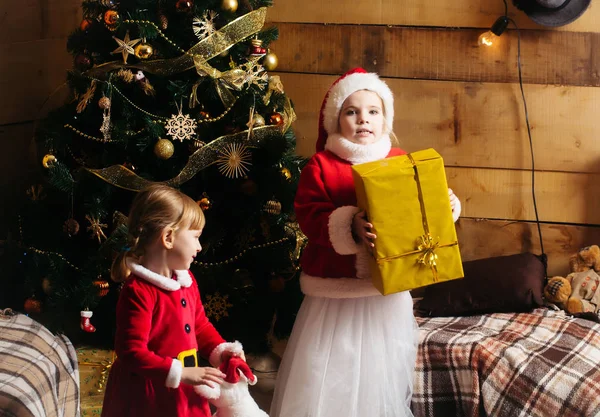 Weihnachtskinder mit Geschenkschachtel — Stockfoto