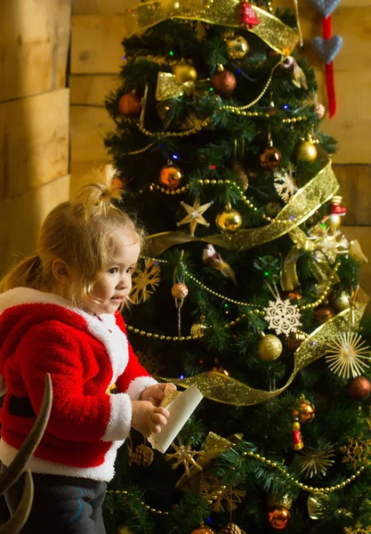 Рождественский мальчик на дереве с бумагой — стоковое фото