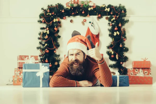 Hombre barbudo navidad con regalos —  Fotos de Stock