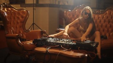 DJ kız dj mikser masada oturan beyaz iç çamaşırı. Seksi kadın having fun club parti gece hayatı yaşam tarzı, vinil plak güvertede müzik çalma
