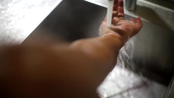 Άνθρωπο πλύσεις του αίματος από τα χέρια κάτω από το νερό της βρύσης — Αρχείο Βίντεο