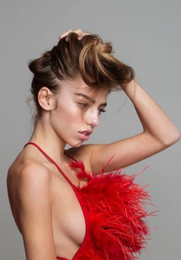 Kırmızı tüy elbiseli güzel kız