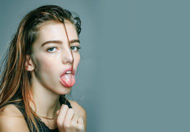 uzun süre ıslak saçlı güzel kız