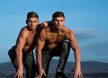 Yakışıklı ikiz erkek veya vücut geliştiriciler