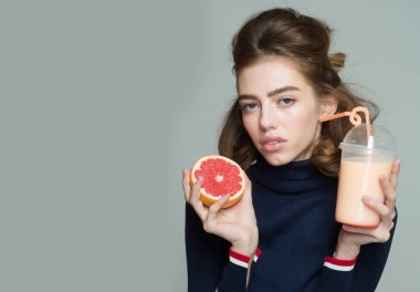 güzel kız greyfurt suyu içme