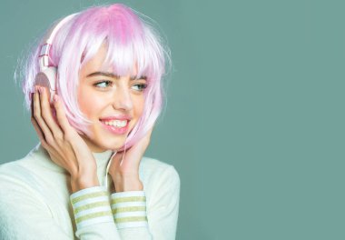 pembe peruk kulaklık ile kız