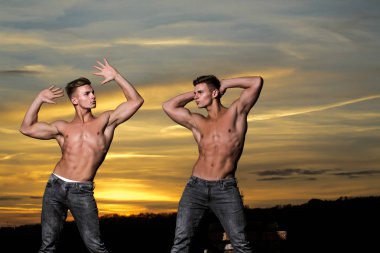 günbatımı kutuları ile kas erkeklerde