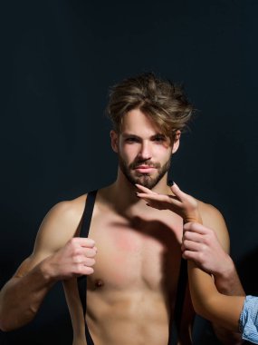 Yakışıklı kaslı seksi adam.