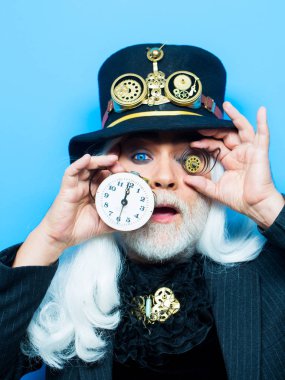 sürpriz ing sakallı adam veya saatçi