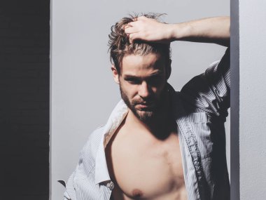 Sarı saçlı yakışıklı adam dokunur