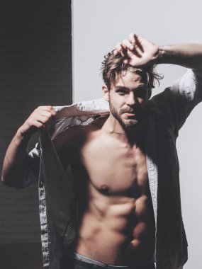 Yakışıklı adam kas gövde gösterir