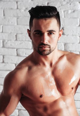 Yakışıklı adam veya kas maço