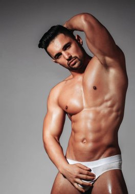 Yakışıklı adam veya kas maço