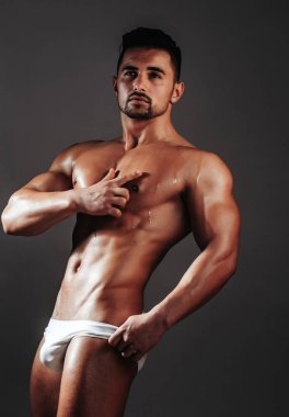 Yakışıklı adam veya kas maço