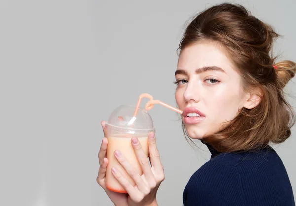 Meisje sap drinken uit glas — Stockfoto