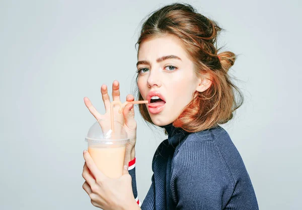 Κορίτσι πίνοντας χυμό από γυαλί — Φωτογραφία Αρχείου
