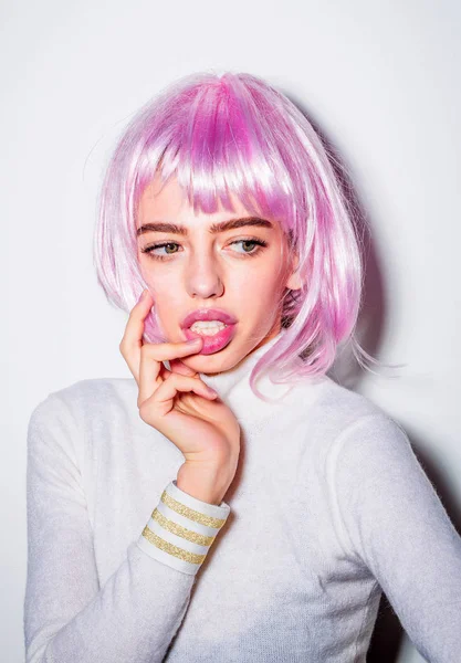 Menina bonita em peruca cabelo rosa — Fotografia de Stock