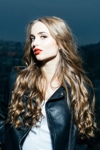 Menina sexy com cabelo longo — Fotografia de Stock
