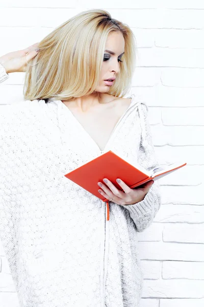 Pretty cute girl reads book — Stock Photo, Image