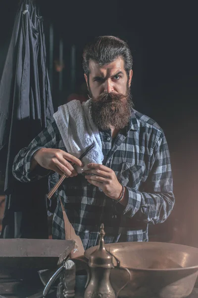 Vousatý muž holí s břitvou — Stock fotografie