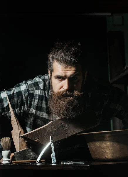 Barbudo hombre con herramientas de barbero — Foto de Stock